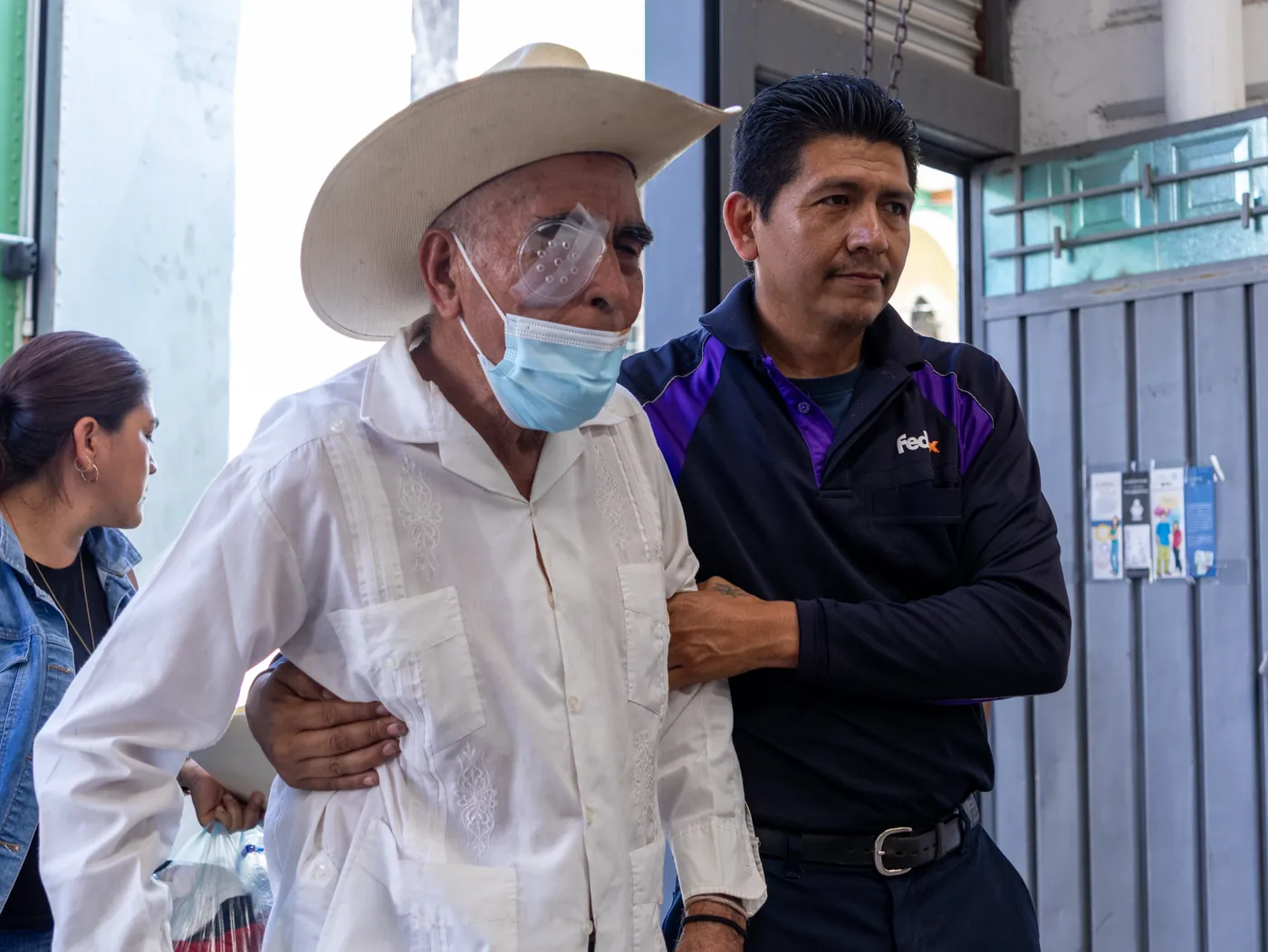 Paciente postoperado acompañado por voluntario