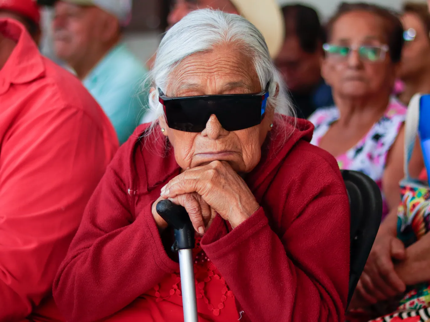 Paciente con protección ocular tras cirugía