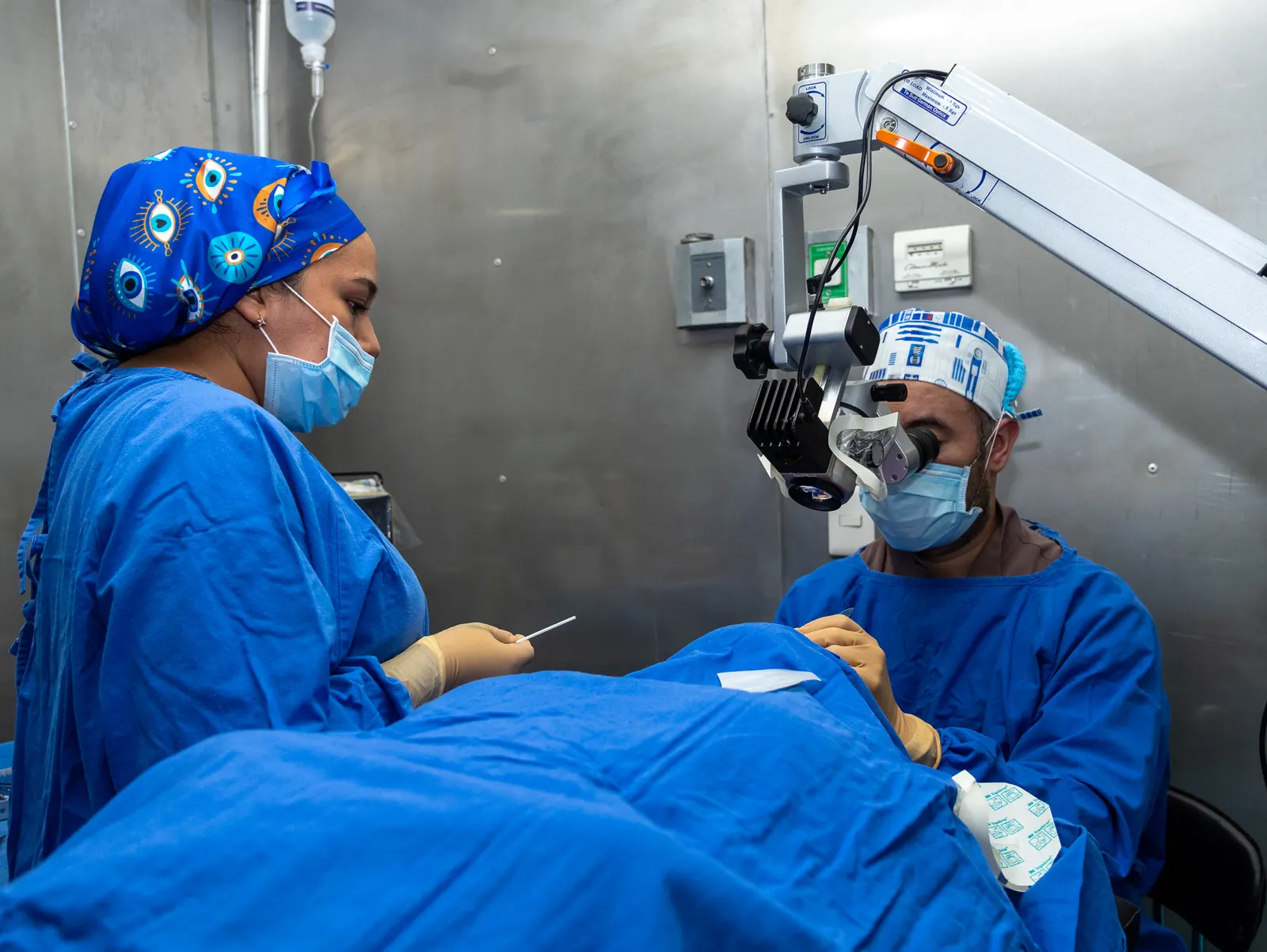 Equipo quirúrgico opera a un paciente bajo el microscopio en la unidad móvil