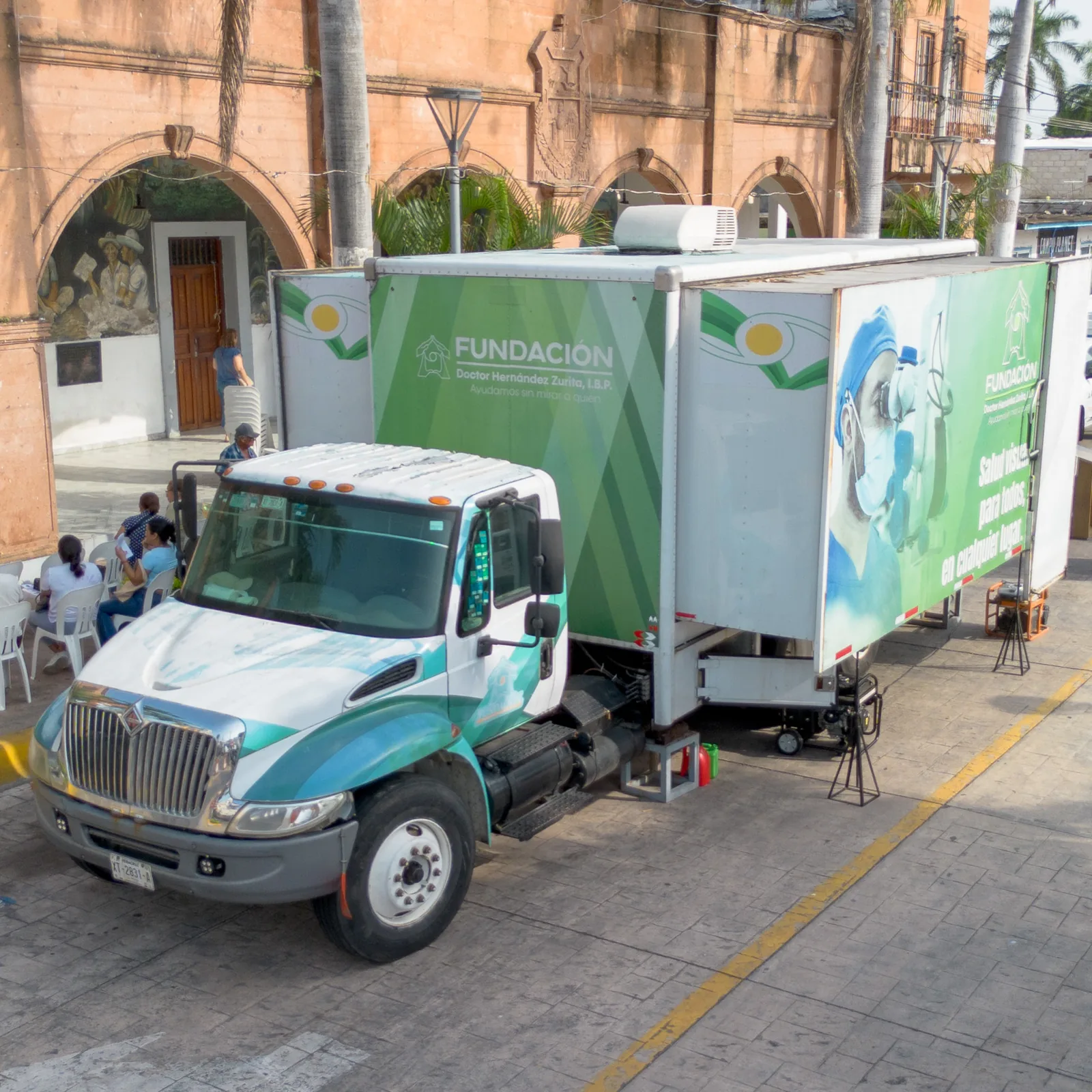 Unidad móvil de las Brigadas Oftalmológicas Itinerantes instalada en la plaza de una comunidad