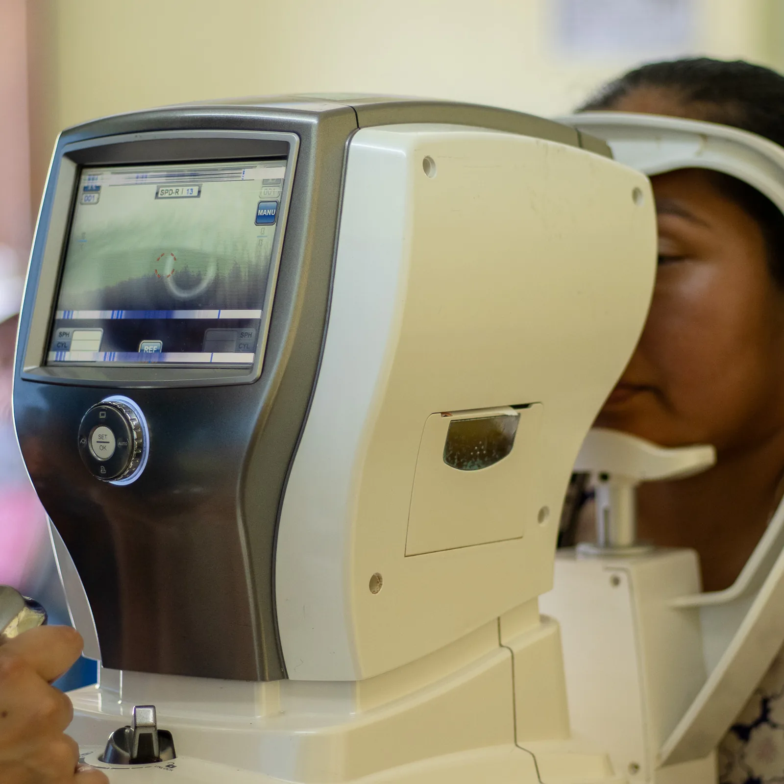 Paciente durante un estudio con autorefractómetro en una jornada itinerante