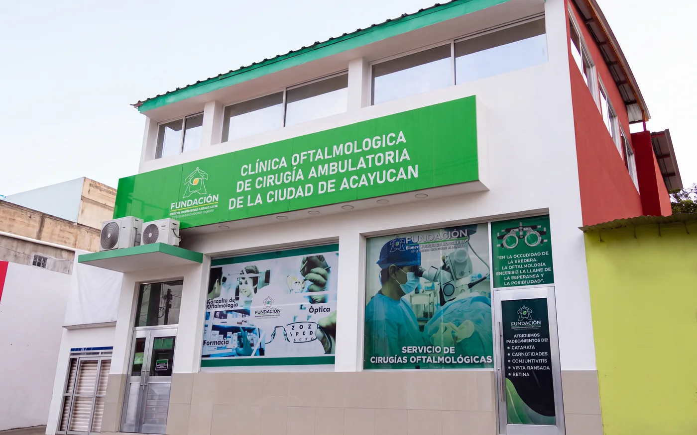 Fachada de la Clínica Oftalmológica de Cirugía Ambulatoria de la Fundación en Acayucan, Veracruz