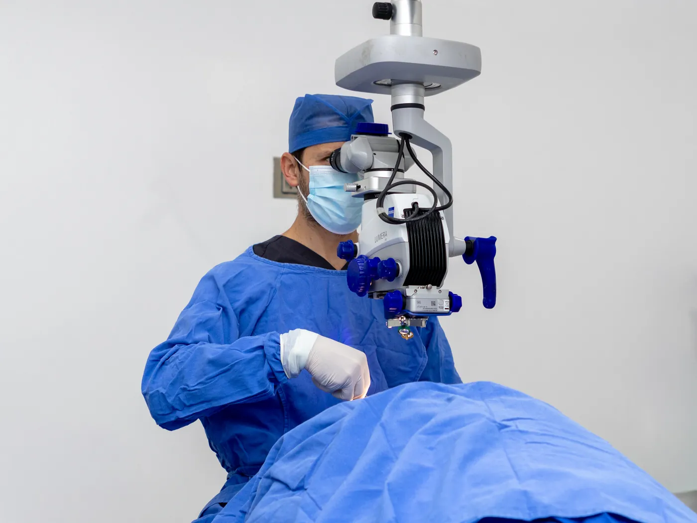 Cirujano oftalmólogo operando con microscopio Zeiss